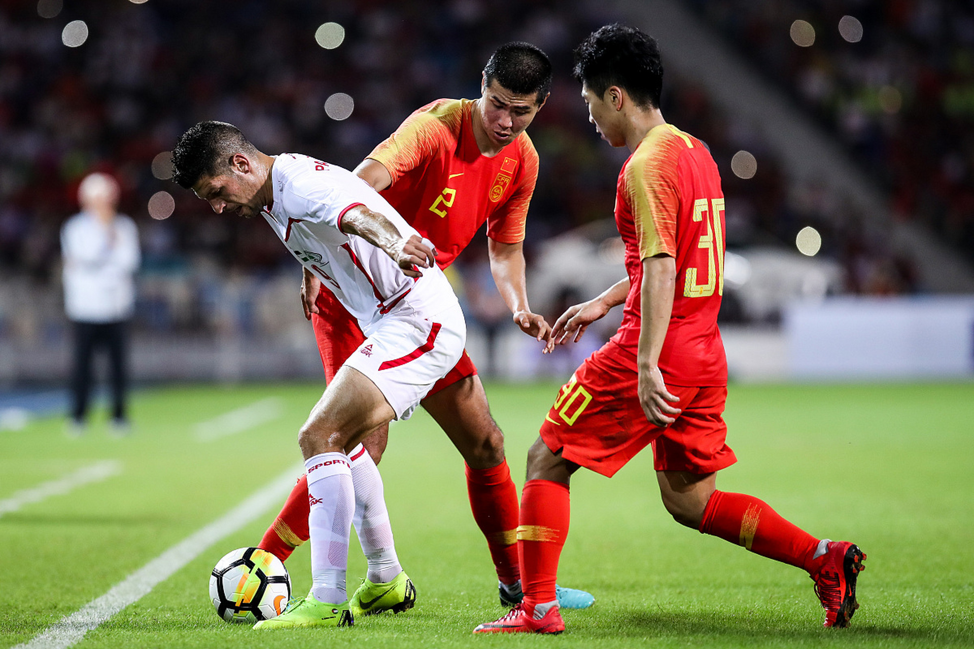 国内足球赛事精彩上演，球员表现抢眼