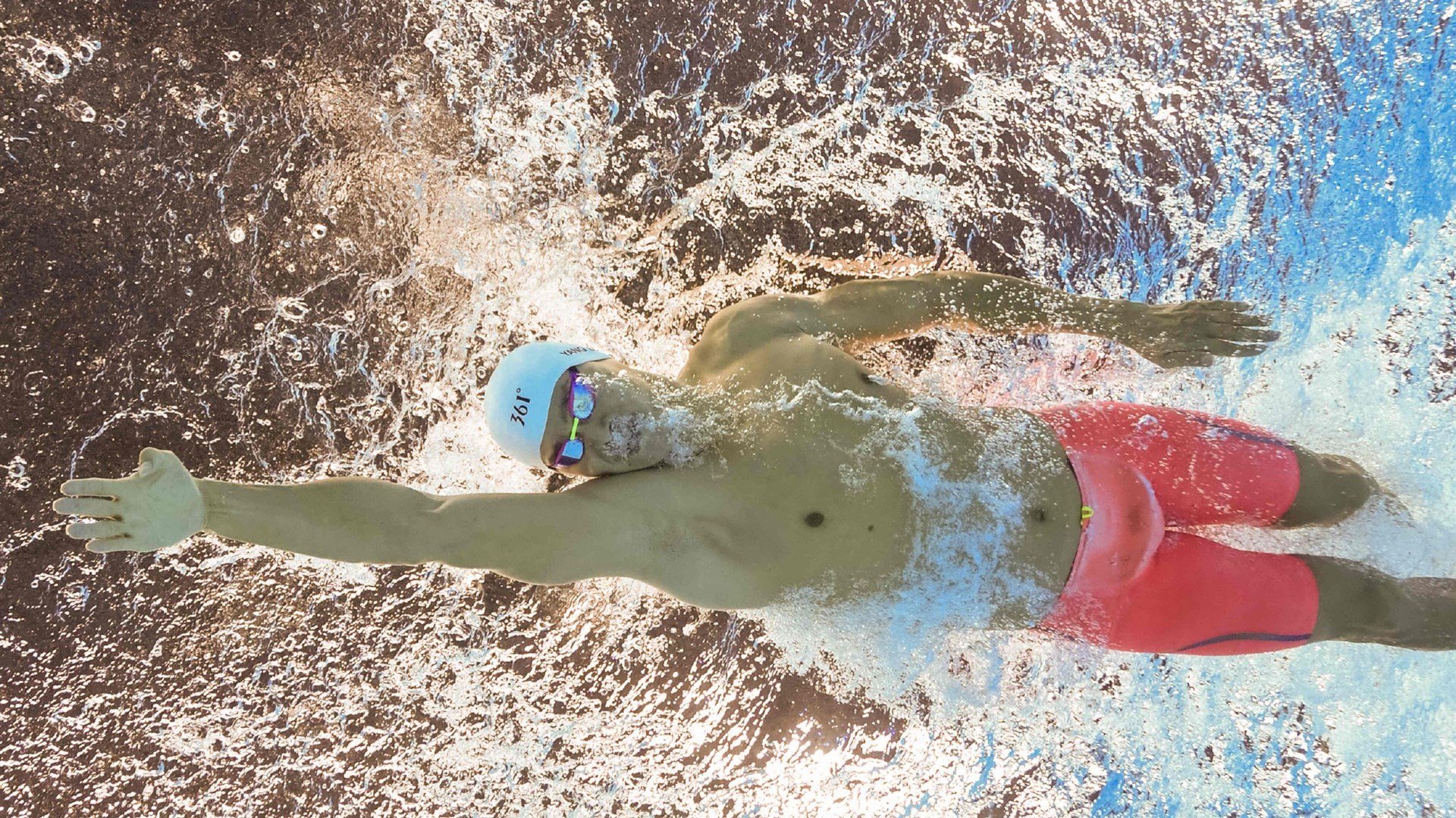 德甲争冠战之夜,爱德华兹统治全场